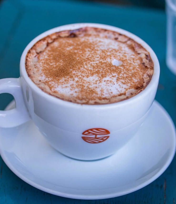 Cappuccino com canela em xícara branca da Primo Amore