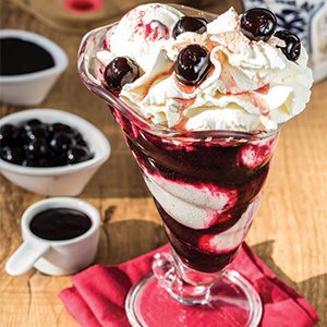 Taça Amarena com chantilly, calda e cerejas amarena