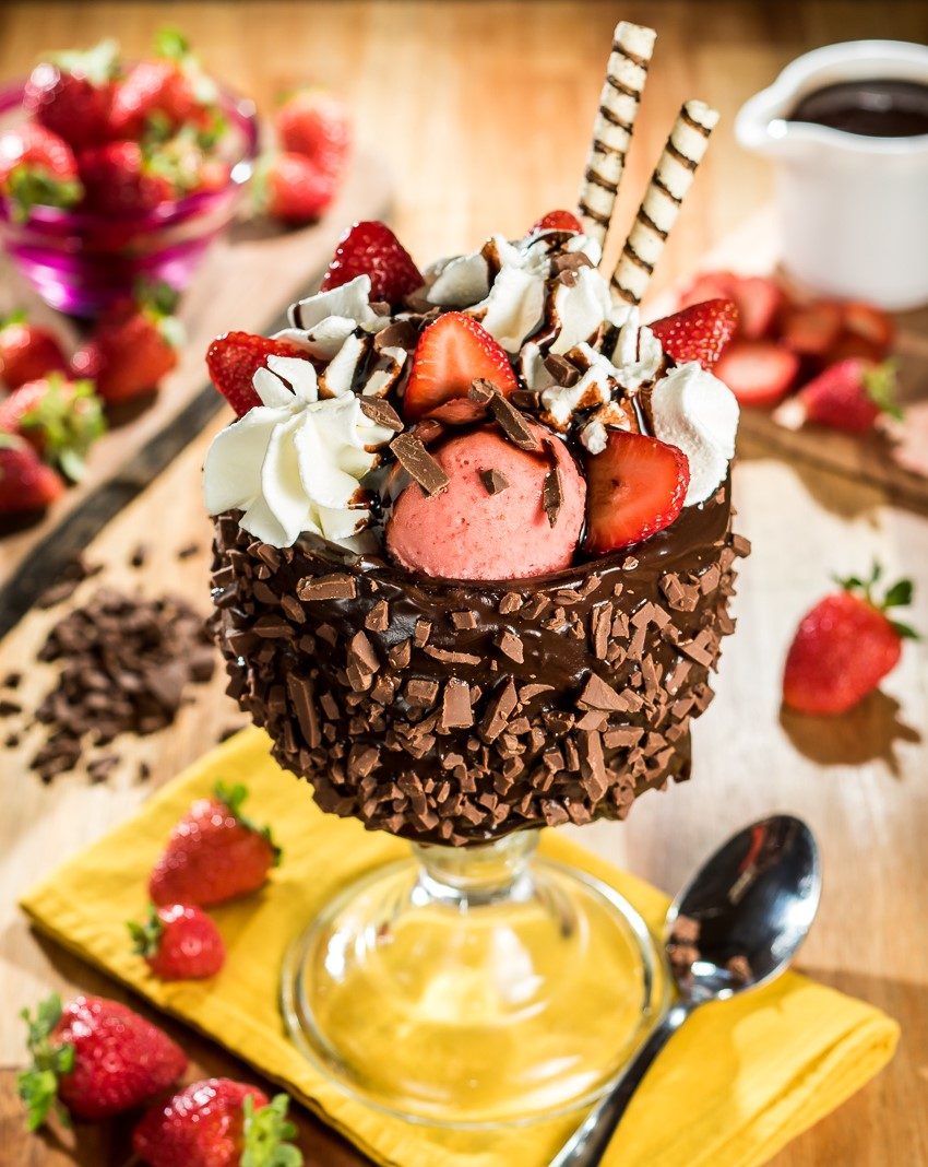 Taça Primo Amore: coberta de chocolate, com chantilly e morangos